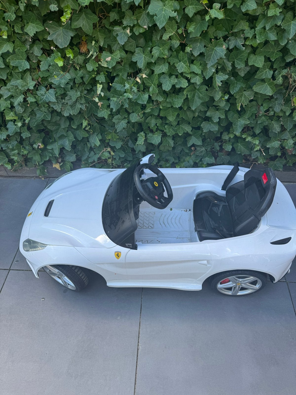 Witte Ferrari kinderauto , accu werkt niet meer. Goede staat, Gebruikt