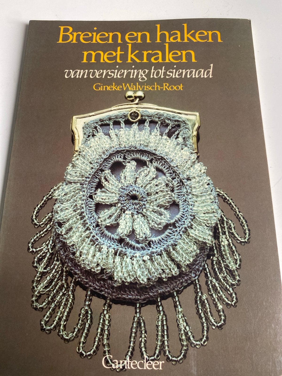 Breien en haken met kralen: van versiering tot sieraad, Boeken, Ophalen of Verzenden, Gelezen, Breien en Haken