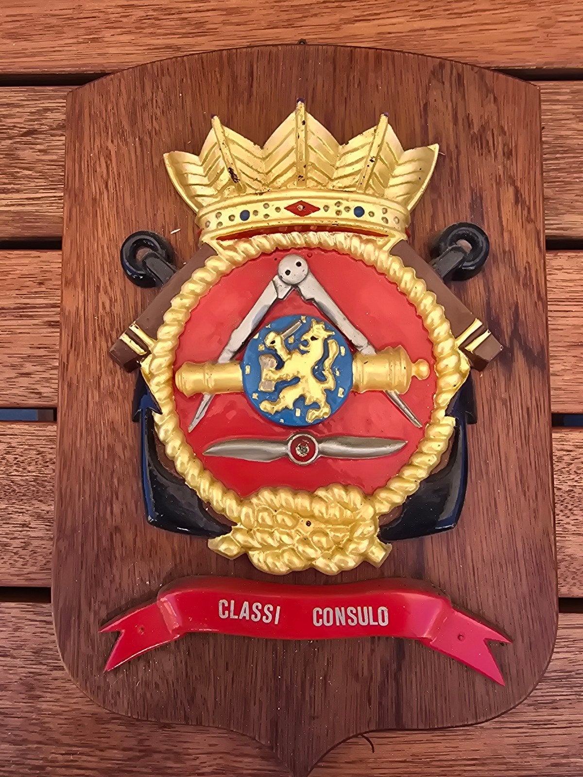 Decoratief houten schild met kroon en wapen, Ophalen of Verzenden, Gebruikt, Overige typen