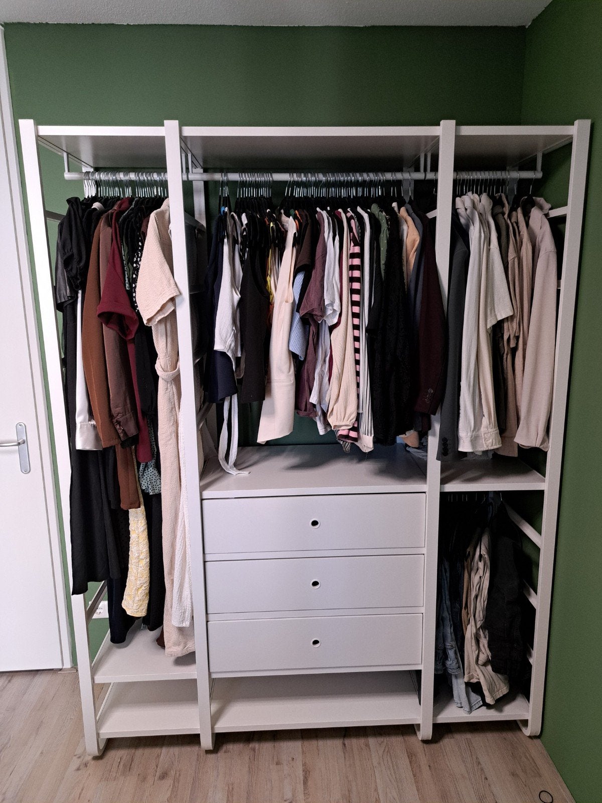 Kledingkast Elvarli Ikea wit, Ophalen, 100 tot 150 cm, Zo goed als nieuw, Met lade(s)