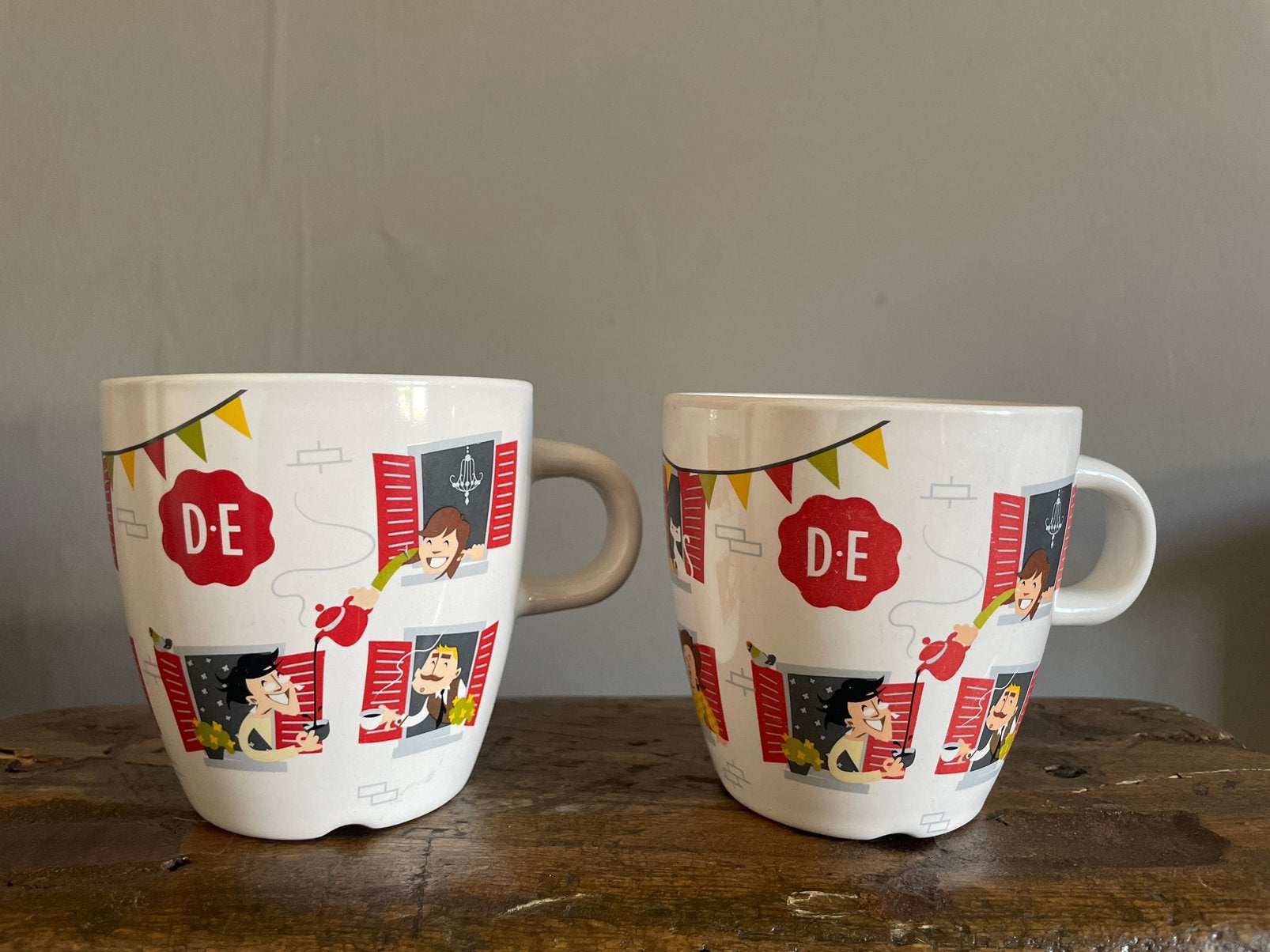 2 Douwe Egbert neighbours mokken, Ophalen of Verzenden, Zo goed als nieuw, Overige stijlen, Kop(pen) en/of Schotel(s)