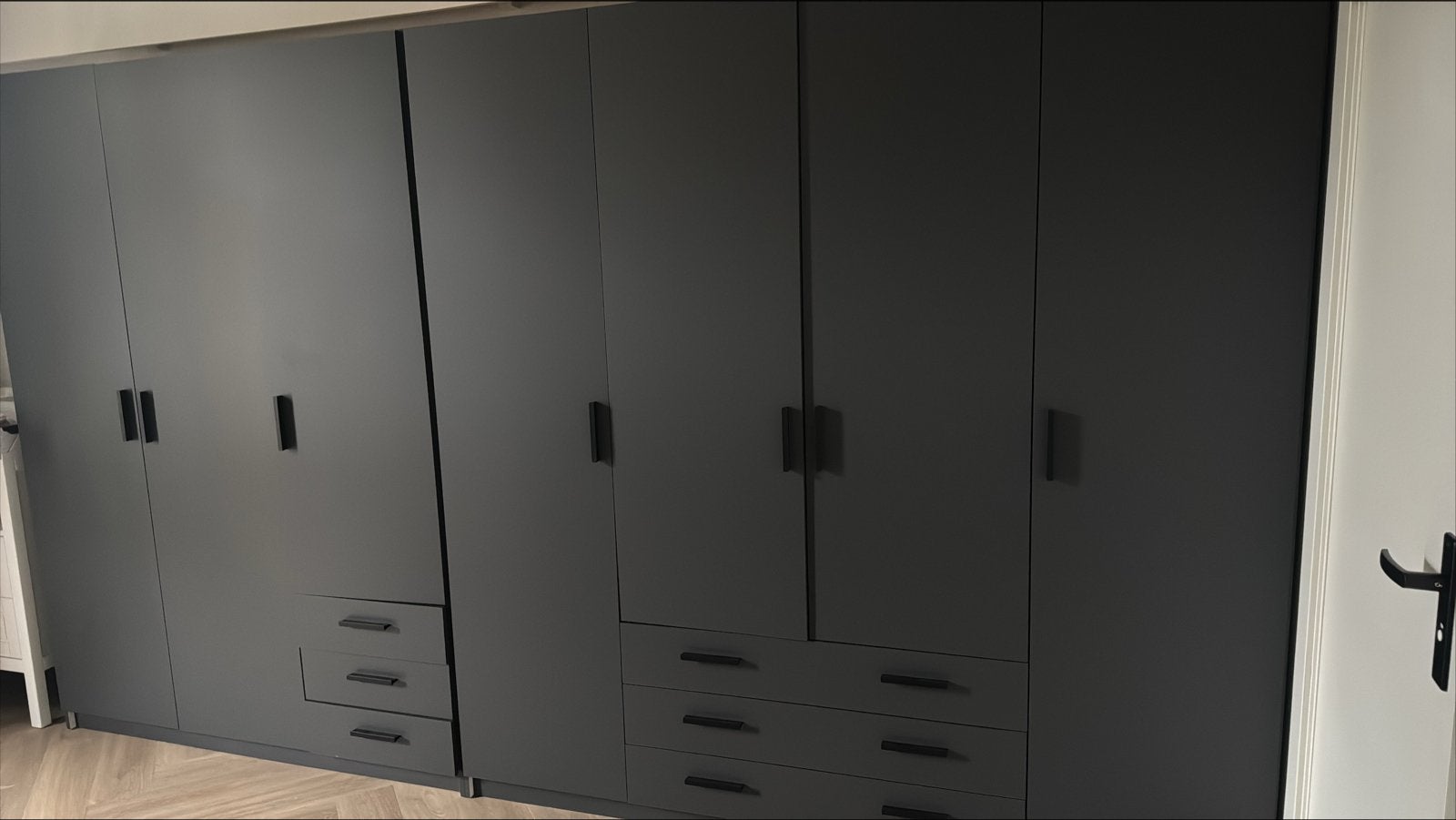 Spacious Dark Grey Wardrobe – 4 Doors and 3 Door, Ophalen, Zo goed als nieuw, Met lade(s), 150 tot 200 cm