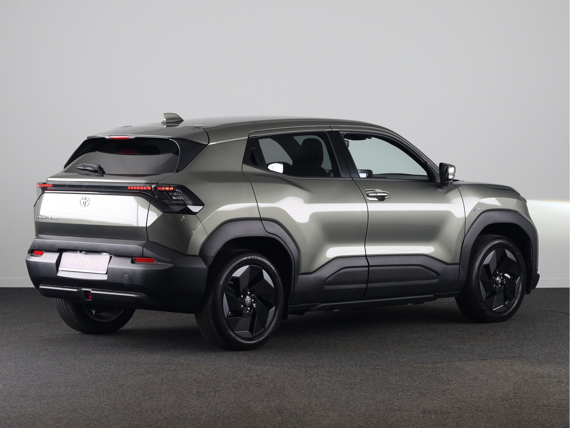 Toyota Urban Cruiser Dynamic 61 kWh *NIEUW* | 18' Velgen | M, Auto's, Stof, Urban Cruiser, Nieuw, SUV of Terreinwagen