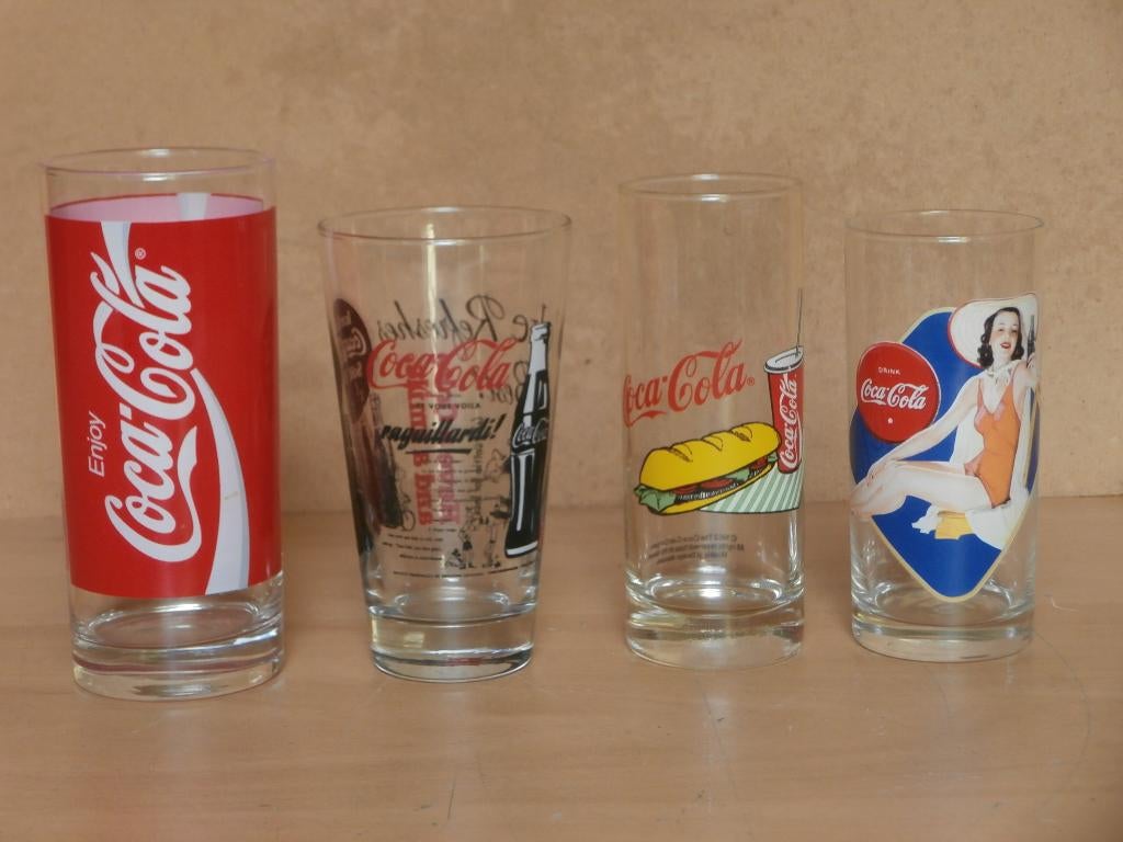 4 speciale grote Coca Cola glazen Ice Cold Pin-up vintage, Verzamelen, Ophalen of Verzenden, Zo goed als nieuw, Frisdrankglas