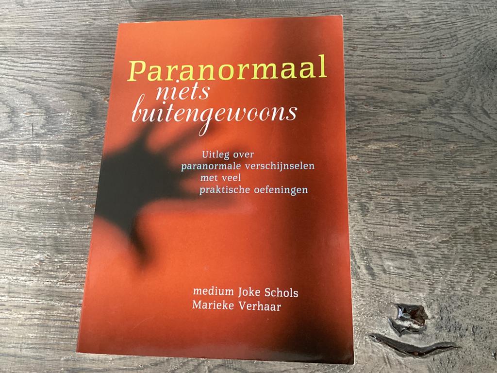 J. Schols - Paranormaal niets buitengewoons, Ophalen of Verzenden, Zo goed als nieuw, Instructieboek, Overige onderwerpen