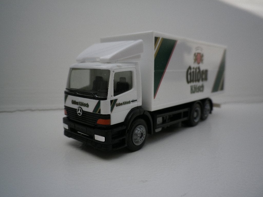 Herpa Mercedes Atego 3as bierwagen Gilden Kolsch, Ophalen of Verzenden, Zo goed als nieuw, Bus of Vrachtwagen, Herpa