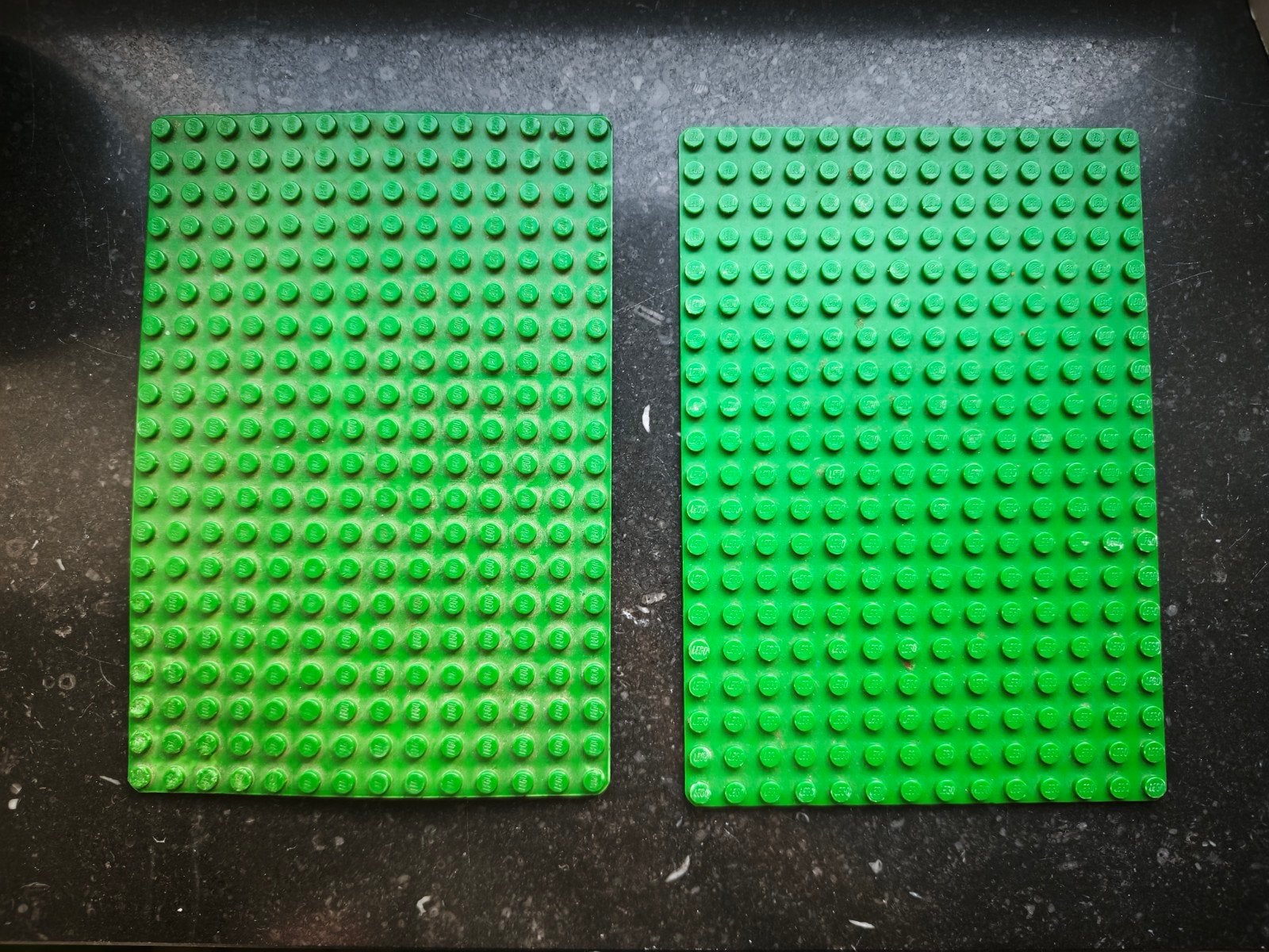 2 Lego bouwplaten groen 14x20, Kinderen en Baby's, Speelgoed | Duplo en Lego, Ophalen of Verzenden, Gebruikt, Grondplaat, Lego