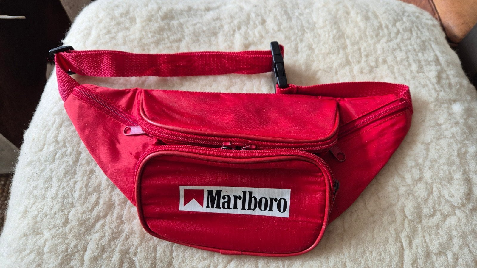Heuptasje vintage Marlboro rood mooie staat, Sieraden, Tassen en Uiterlijk, Gebruikt, 20 tot 30 cm, Minder dan 40 cm, Minder dan 35 cm