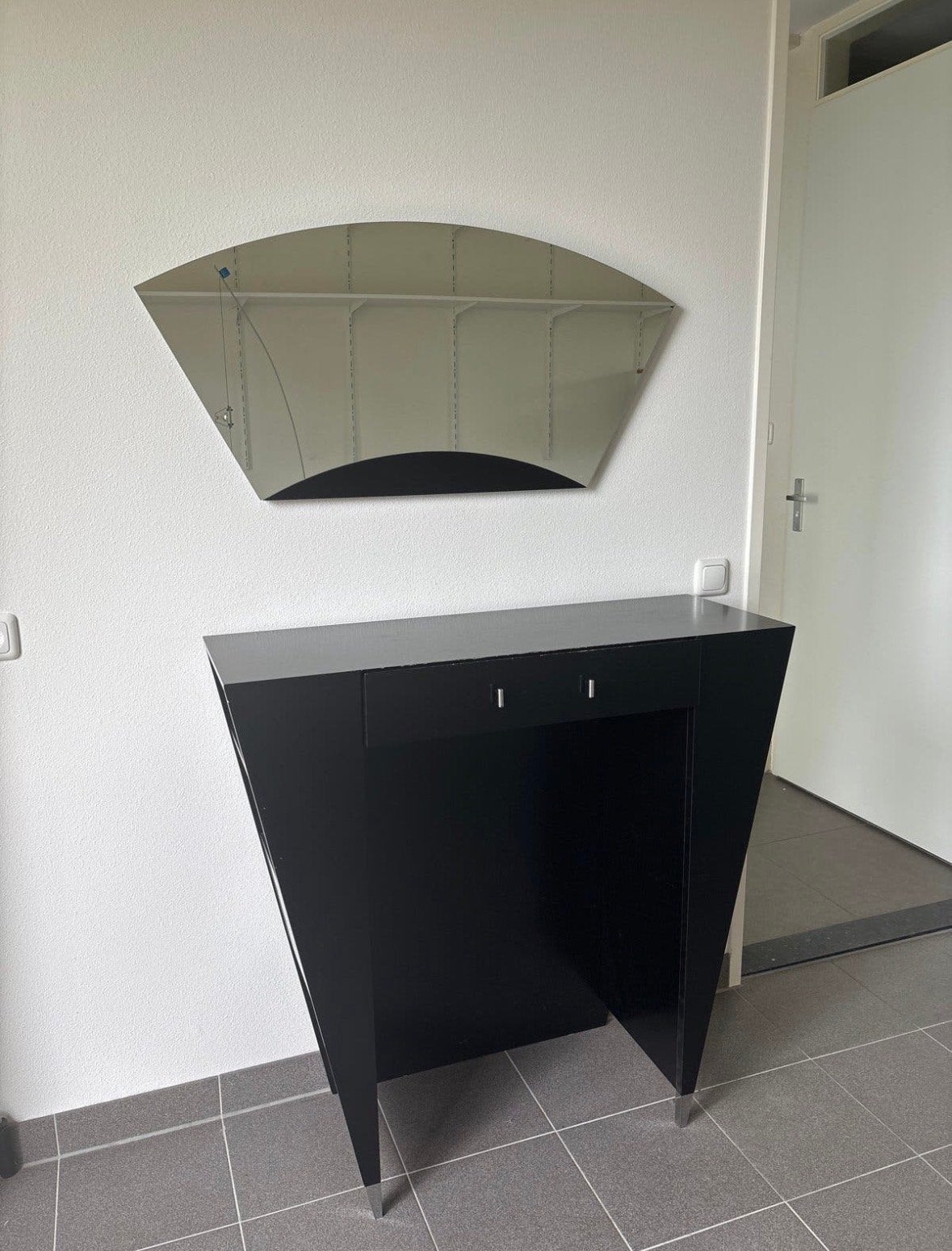 Stijlvol zwart dressoir met unieke spiegel, Ophalen, Zo goed als nieuw