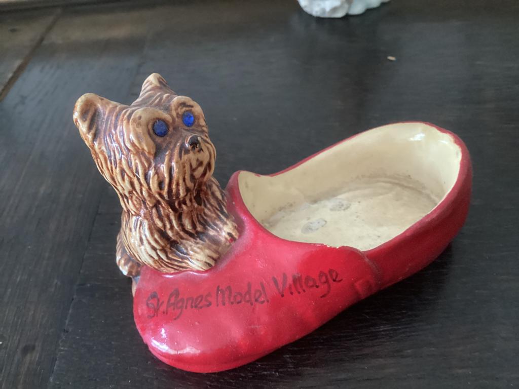 Yorkshire in schoen // keramiek // hoog 6x10 cm, Verzamelen, Beelden en Beeldjes, Ophalen of Verzenden, Zo goed als nieuw, Dier