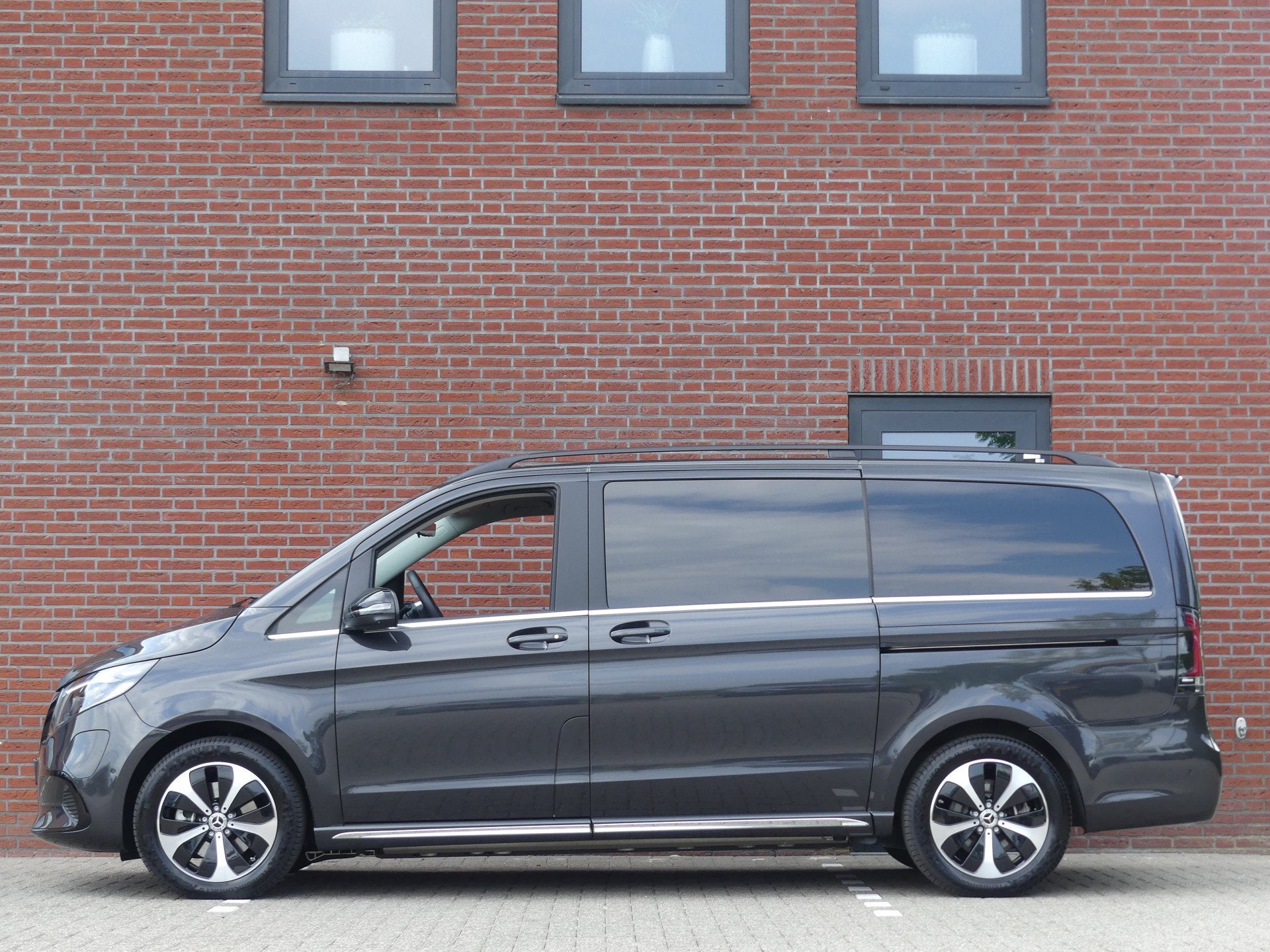 Mercedes-Benz EQV 300 L2 90 kWh AMG Luchtvering 7 Persoons E, Auto's, Dealer onderhouden, Gebruikt, Overige modellen, Overige carrosserieën