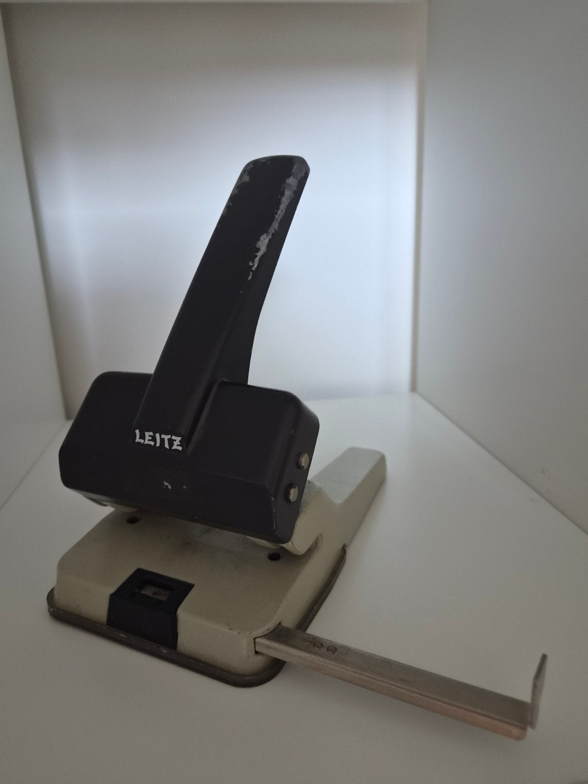 Leitz perforator (groot model)in verschillende standen te ze, Ophalen, Gebruikt