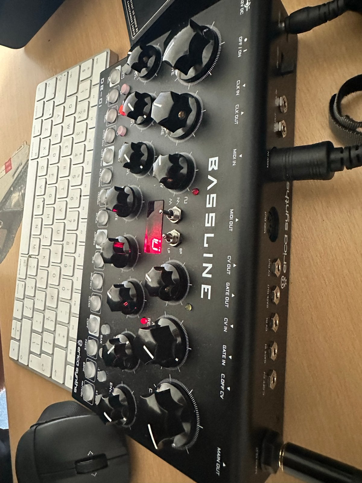 Erica Synths DB-01 Bassline Synthesizer, Overige merken, Zo goed als nieuw, Met midi-aansluiting, Overige aantallen
