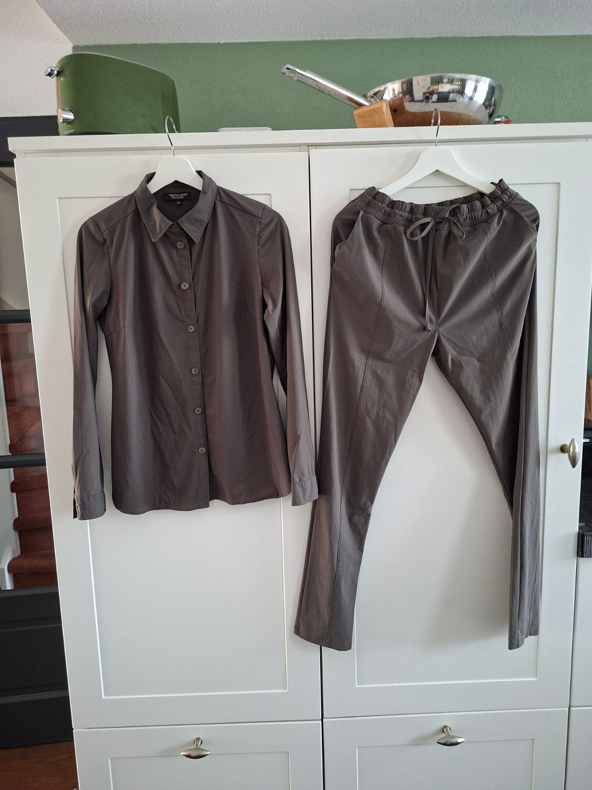 Triple Nine Broekpak/Setje - Army Green Travelstof, Kleding | Dames, Maat 38/40 (M), Triplex Nine, Ophalen of Verzenden, Zo goed als nieuw