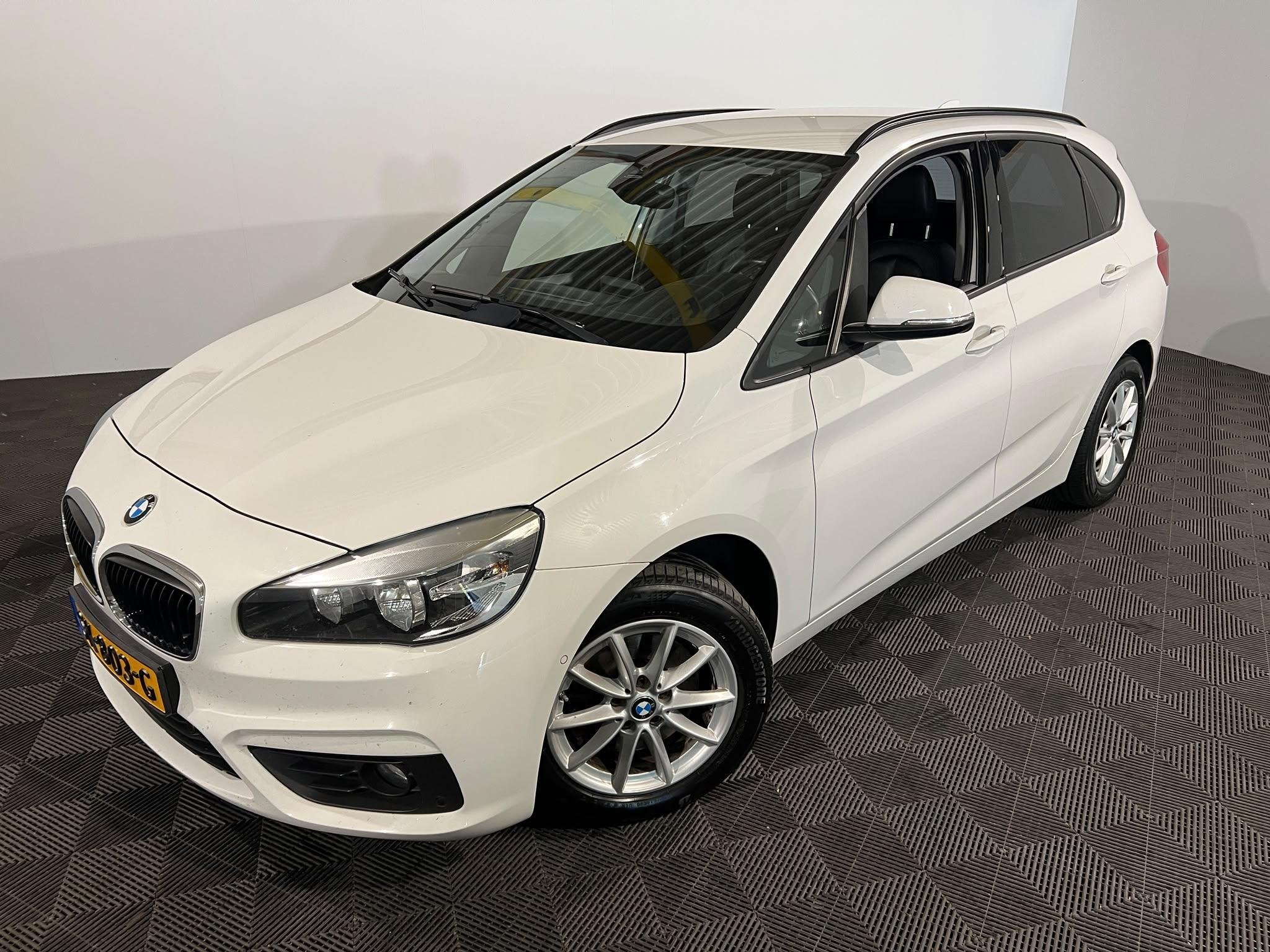 BMW 2-serie Active Tourer 218i Luxury, Auto's, Voorwielaandrijving, 136 pk, Gebruikt, Wit