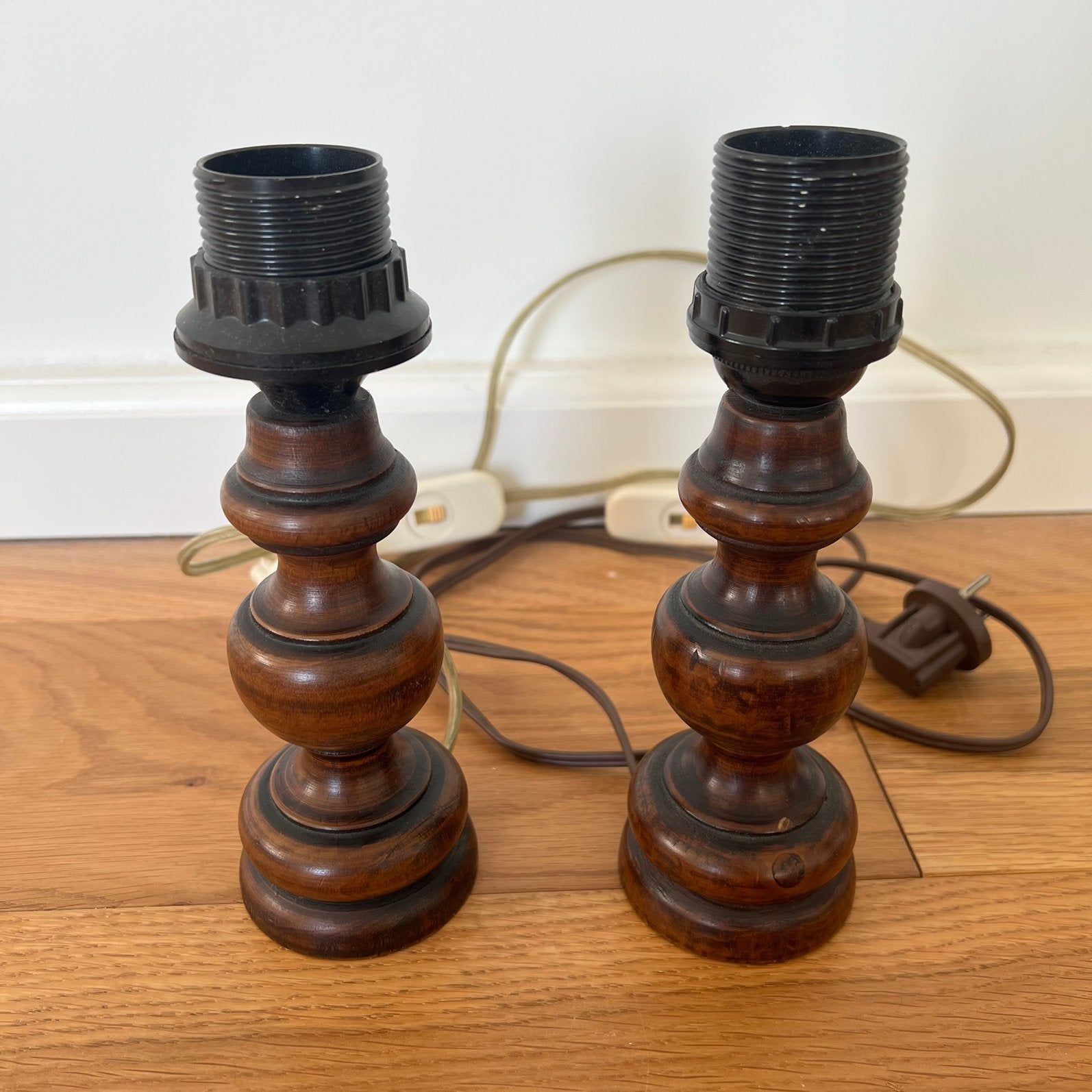 Klassieke houten tafellamp, gedraaide voet, vintage, Huis en Inrichting, Bureaulamp, Gebruikt, Vintage, E27 (groot)