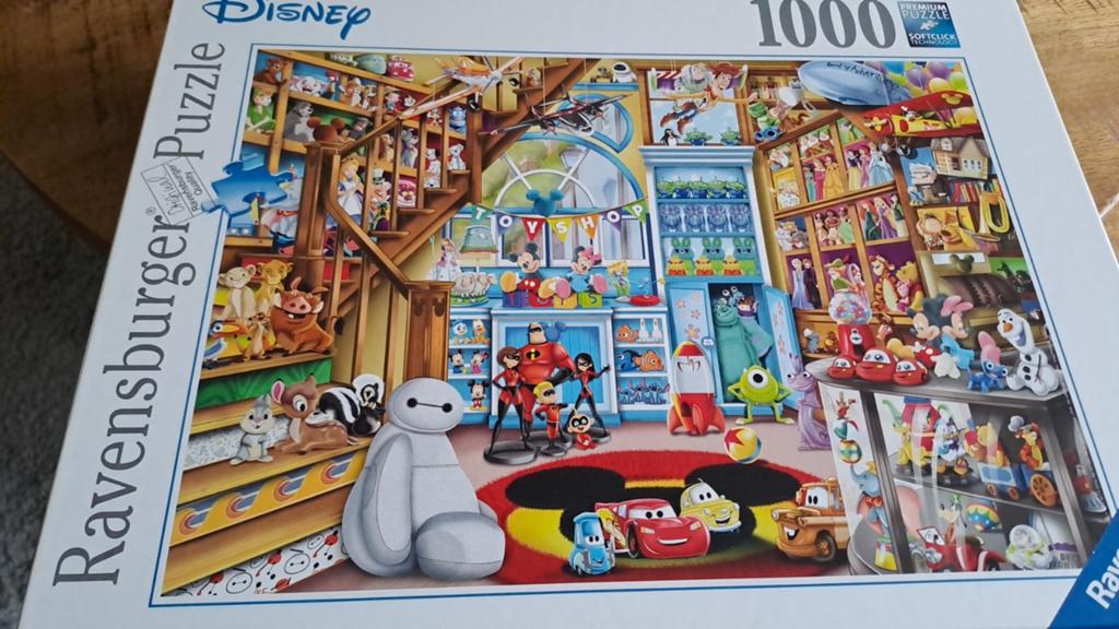 Disney puzzel winkel 1000 stukjes, Ophalen of Verzenden, 500 t/m 1500 stukjes, Zo goed als nieuw