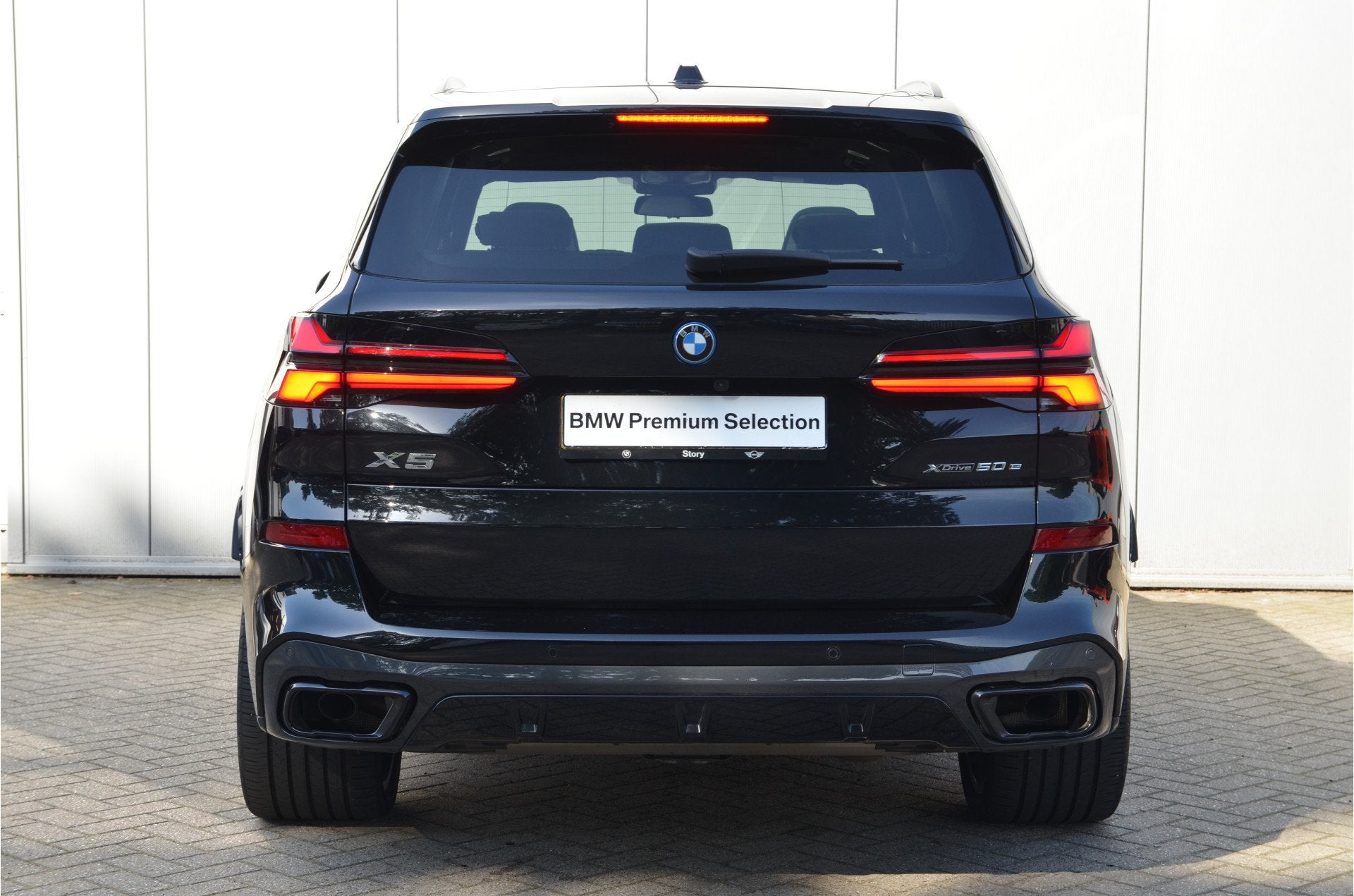 BMW X5 xDrive50e M Sport Automaat / Trekhaak / Panoramadak S, Gebruikt, 2395 kg, Met garantie (alle), Zwart