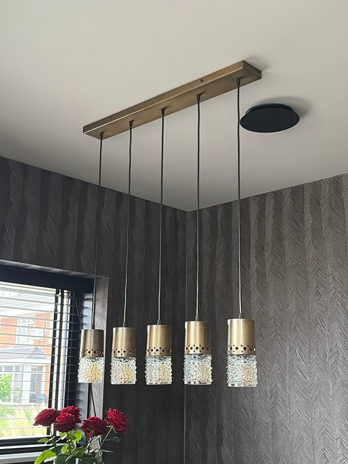 Moderne hanglamp met 5 glazen kappen en messing details, Ophalen of Verzenden, Gebruikt, Glas, E14 (klein)