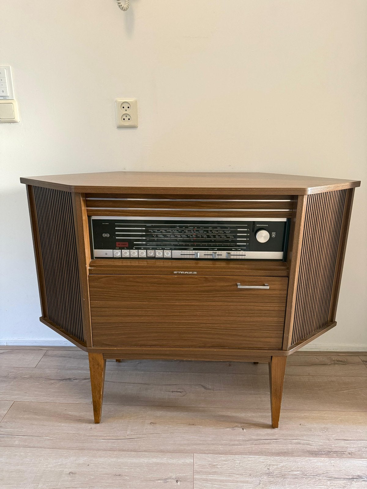 Vintage Grundig Stereo-Konzertgerät radiomeubel, Ophalen