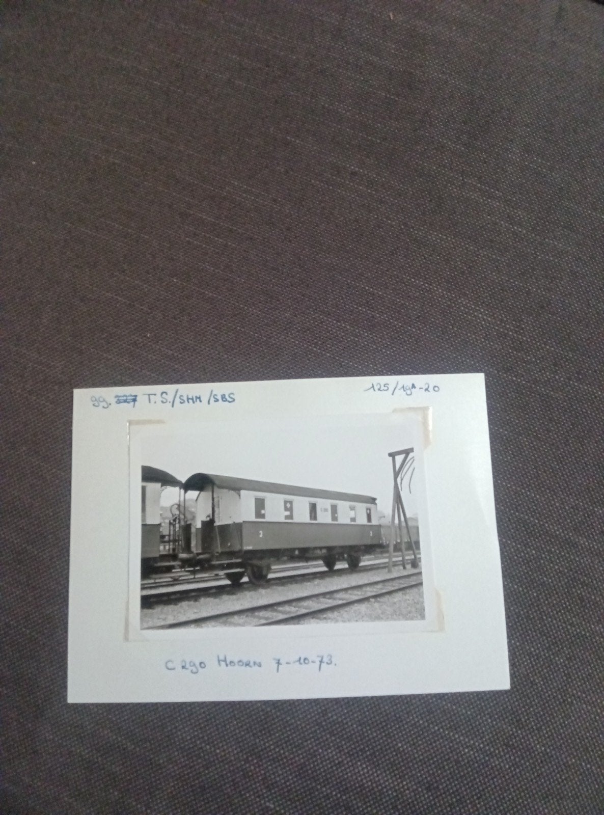 Zwart-wit foto van treinwagon C 290 Hoorn 7-10-73, Ophalen of Verzenden, Gebruikt, Trein, Kaart of Prent