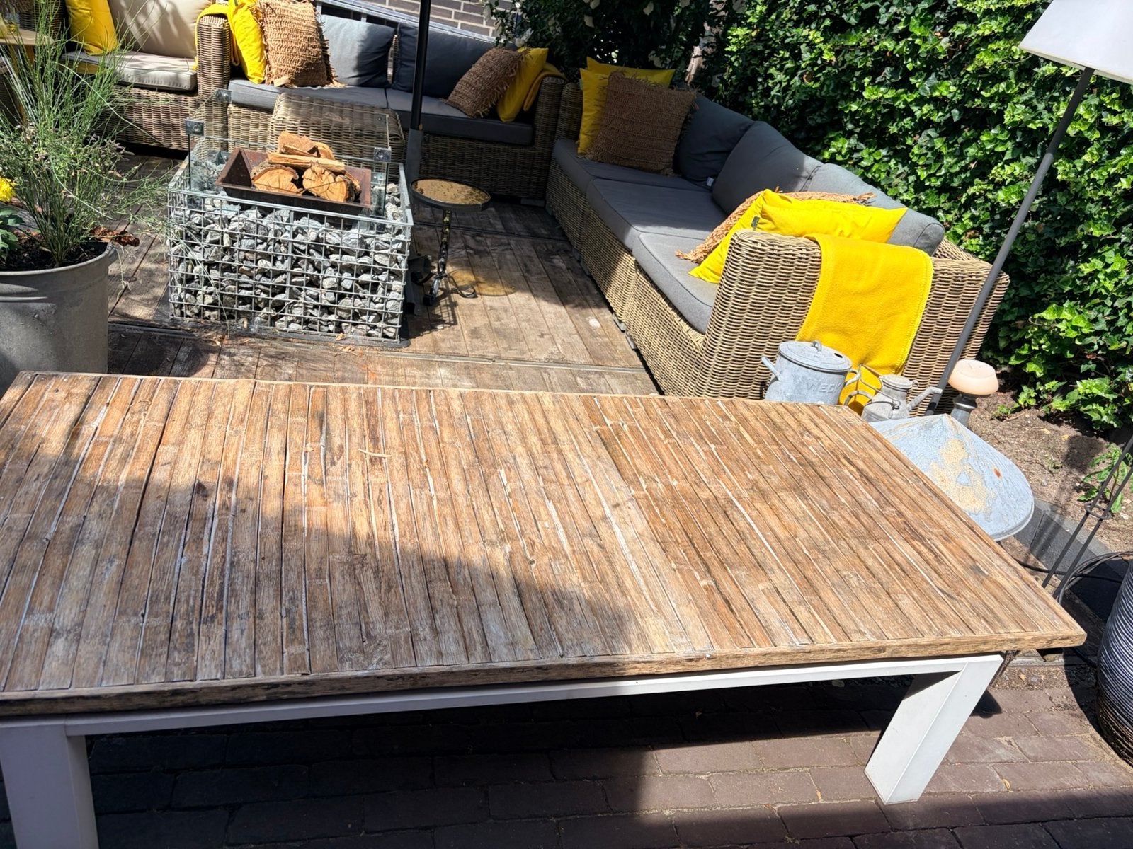 Houten buitentafel met wit metaal onderstel, Ophalen, Zo goed als nieuw, Hout