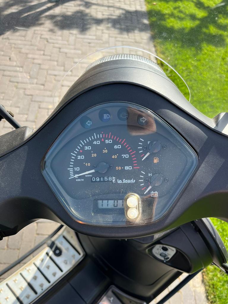Te koop scooter la souris met nieuwe accu, Fietsen en Brommers, Scooters | Overige merken, Ophalen, Zo goed als nieuw, Benzine