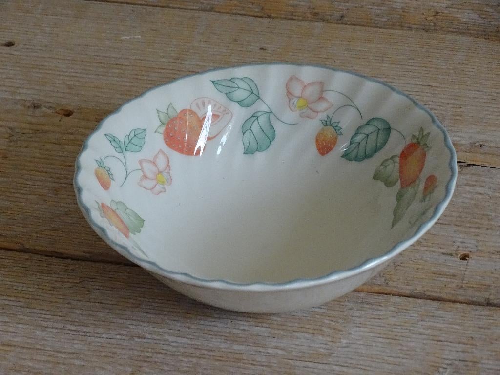 Servies, Engels, Johson Brothers STRAWBERRY GARDEN, z.g.a.n., Antiek en Kunst, Antiek | Servies los, Ophalen of Verzenden