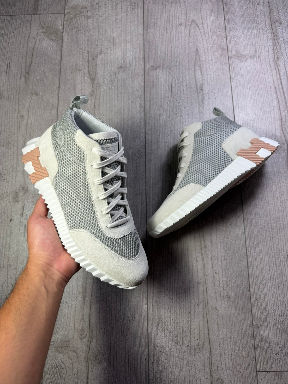 Hermes, Wit, Ophalen of Verzenden, Sneakers of Gympen, Zo goed als nieuw