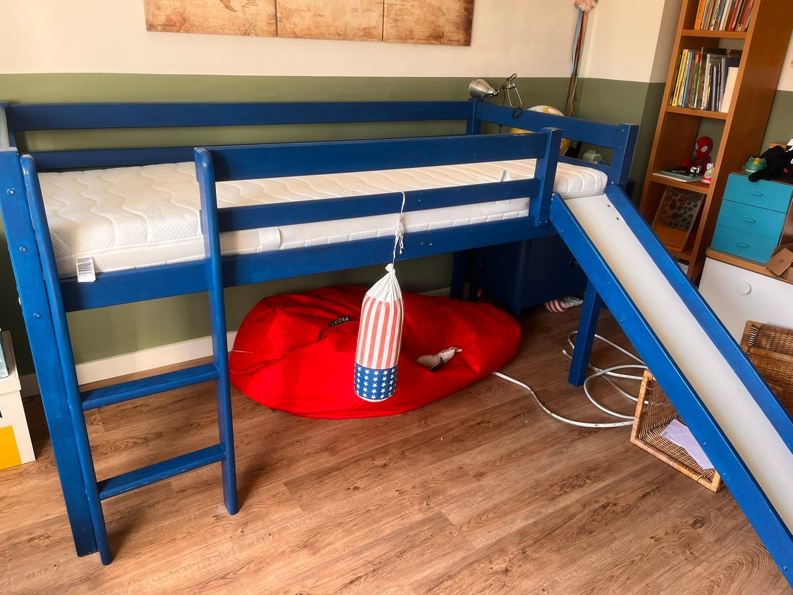 Bed met glijbaan en bedtent, Ophalen, Zo goed als nieuw