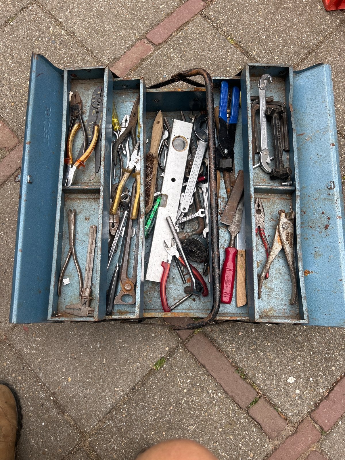 Metalen gereedschapskoffer met diverse inhoud, Doe-het-zelf en Verbouw, Gereedschap | Handgereedschap, Ophalen, Gebruikt, Gereedschapsset