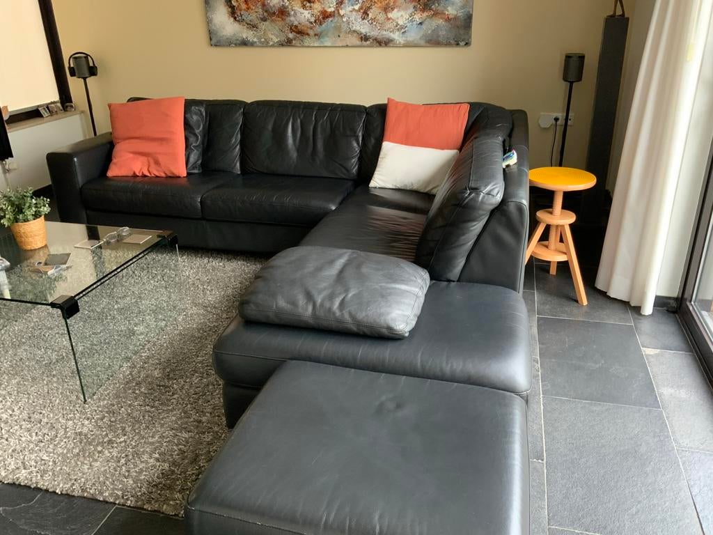 Zwarte Leren Hoekbank met Longchair en aparte voetbank., Huis en Inrichting, Ophalen, 250 tot 300 cm, Gebruikt, 100 tot 125 cm
