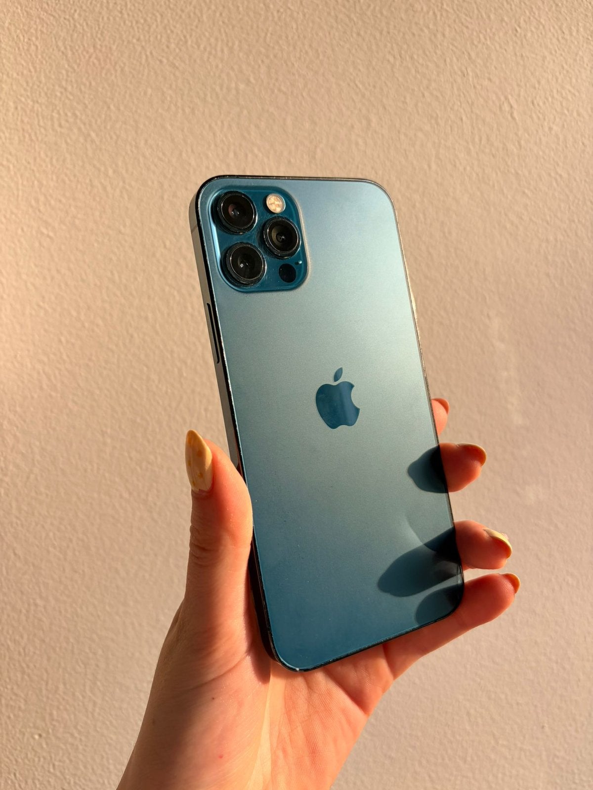 Iphone 12 pro + telefoonhoesjes, Blauw, IPhone 12 Pro, Zo goed als nieuw, Ophalen