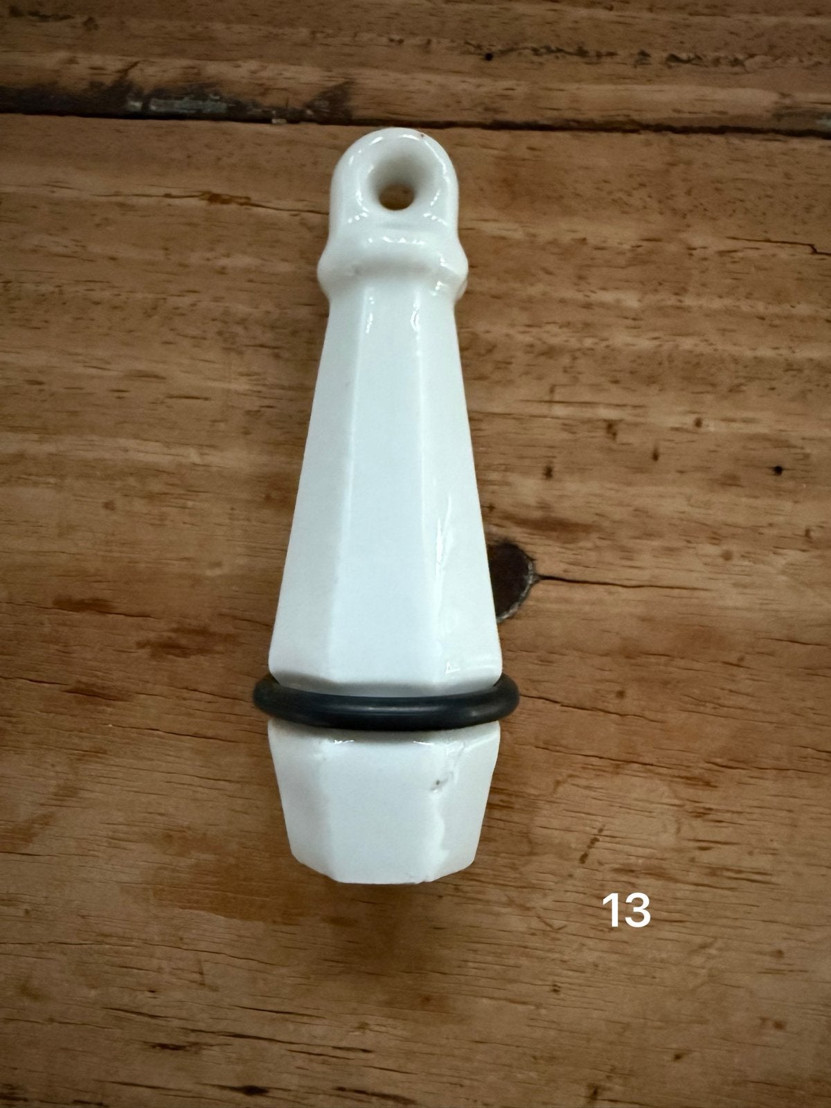Vintage keramische wc trekker, wit met zwarte rubber ring, Ophalen of Verzenden
