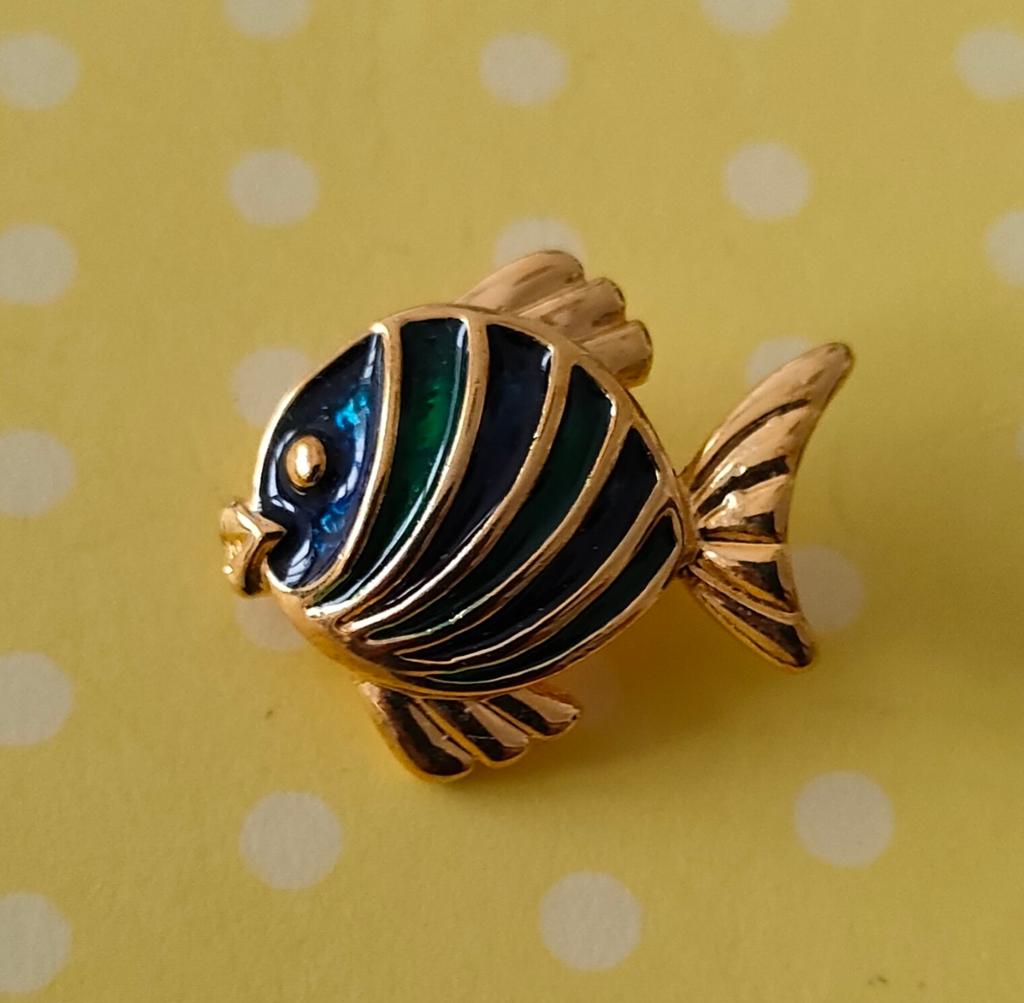 Leuke blauw/groene cloisonne vis broche in goudkl. setting., Ophalen of Verzenden, Zo goed als nieuw, Blauw
