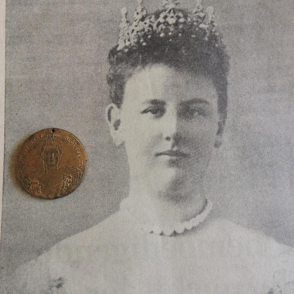 Pening 1898 H.M. WILHELMINA KON. DER NEDERLANDEN 38 mm, Ophalen of Verzenden, Overige materialen, Nederland