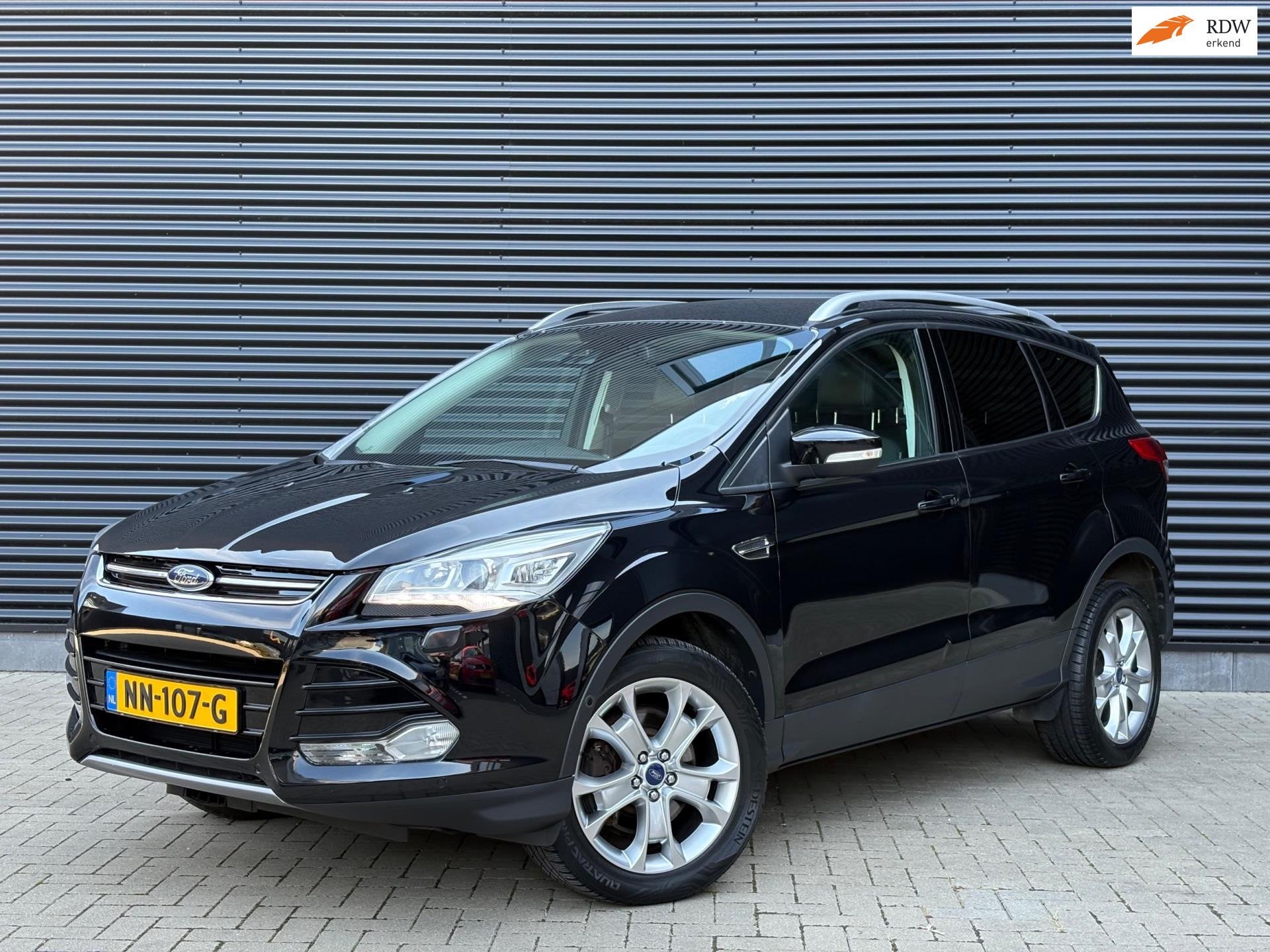 Ford Kuga 1.6 Titanium 4WD KEYLESS|STOELV|NAVI|PDC|AIRCO|RIJ, Auto's, Ford, Gebruikt, Zwart, 4 cilinders, Leder en Stof