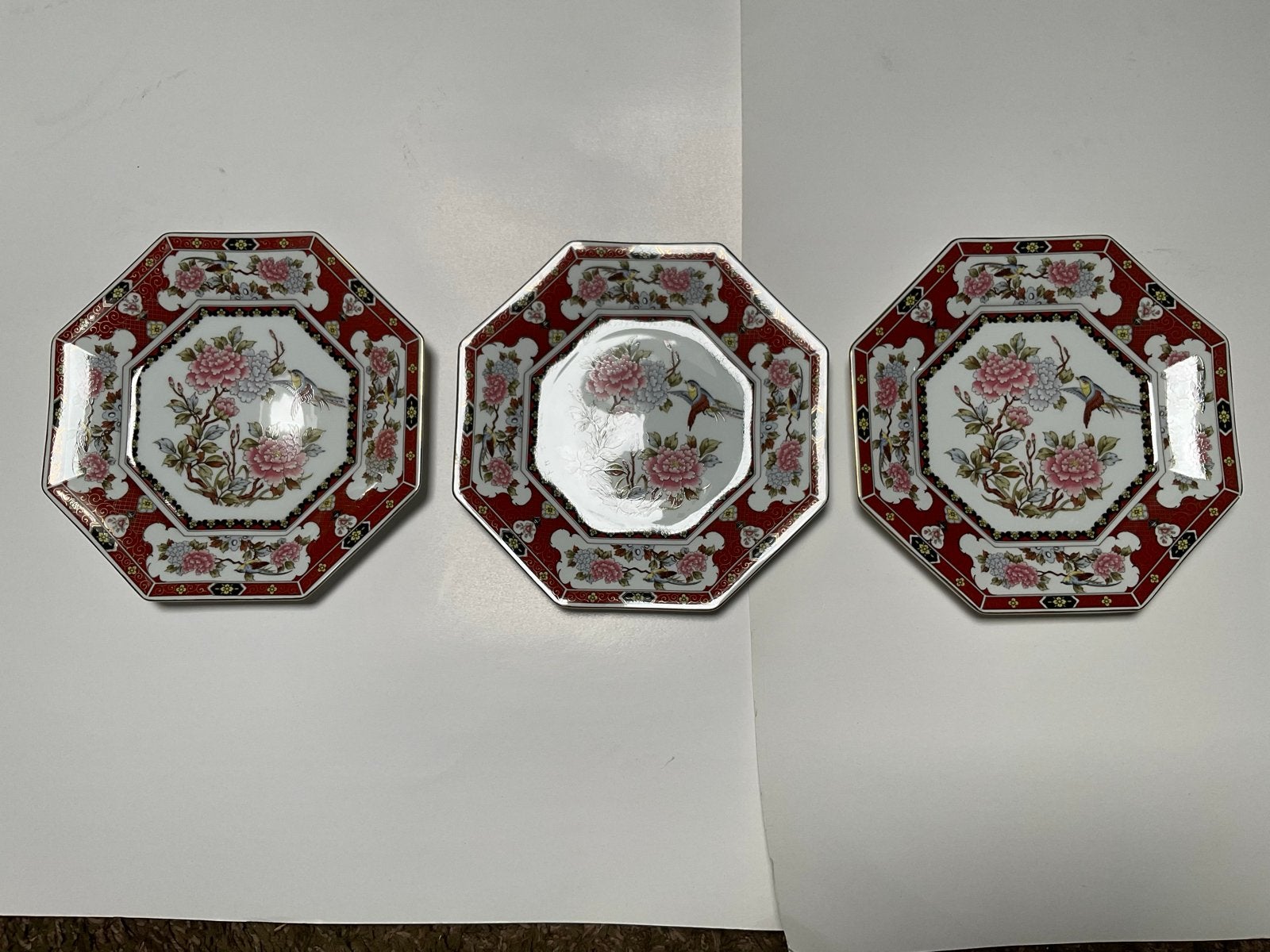 Set van 3 achthoekige borden met bloemen en vogels, Antiek en Kunst, Antiek | Servies los, Ophalen of Verzenden