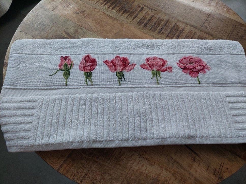 NIEUW Handgemaakt handdoek roos wit, Ophalen of Verzenden, Nieuw, Handdoek