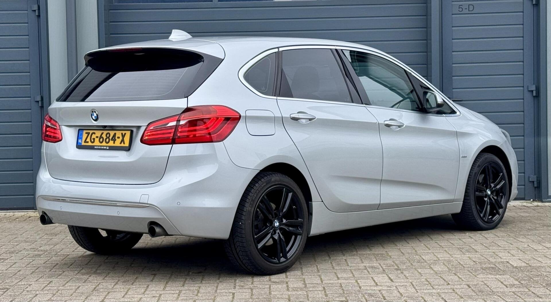 BMW 2-serie Active Tourer 220i 192pk Luxury | AUTOMAAT | Com, 1998 cc, 730 kg, Gebruikt, Automatische klimaatregeling