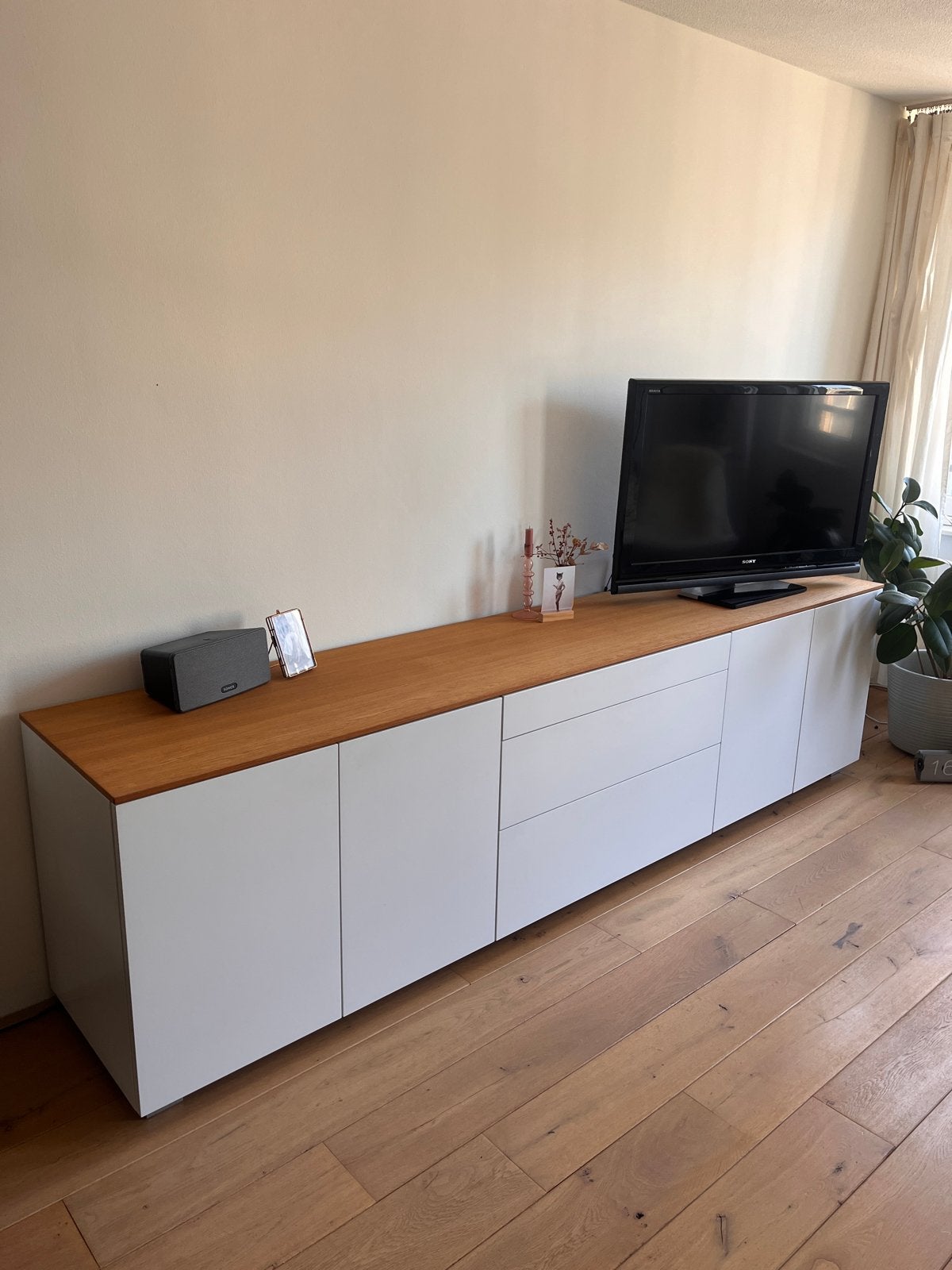 Dressoir Karat (Van Til) - Wit met Teak Olie Eiken Blad, Huis en Inrichting, Kasten | Dressoirs, Ophalen, Gebruikt, Eikenhout