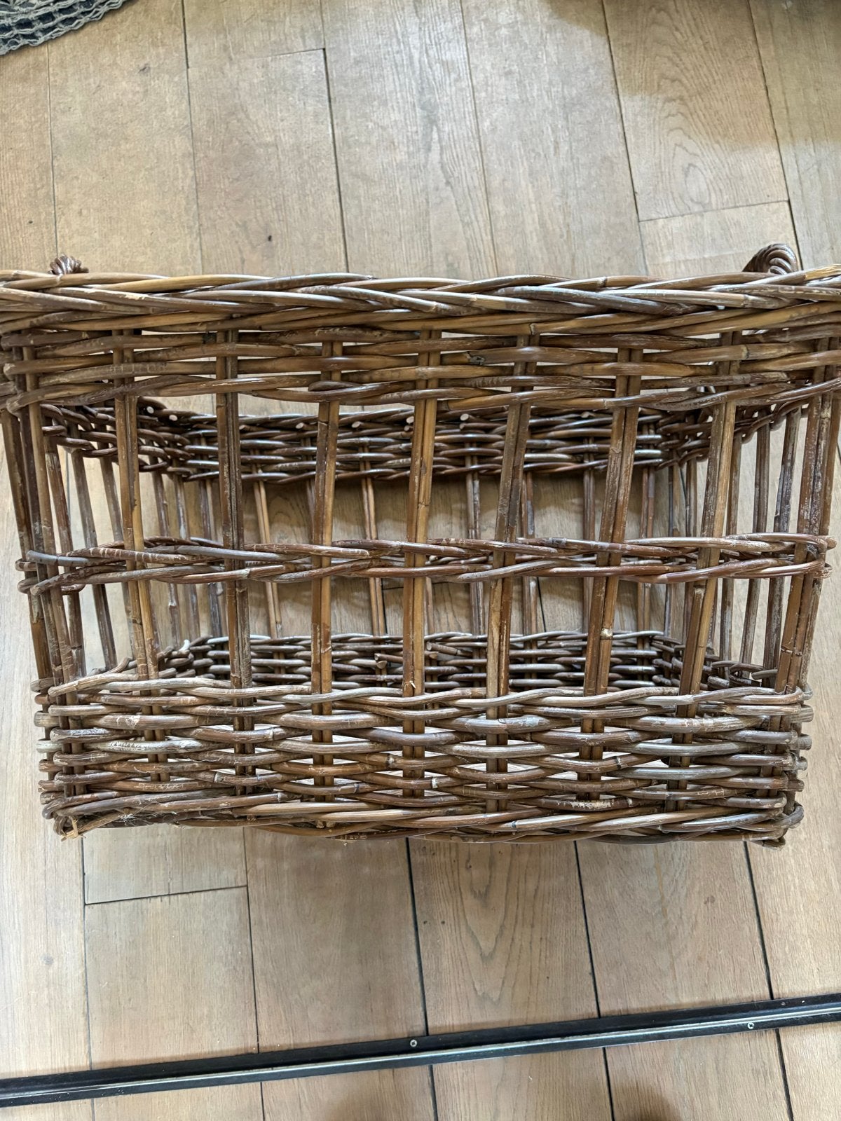 Prachtige rieten mand - 60 cm lengte, Huis en Inrichting, Ophalen, Gevlochten, Mand, Zo goed als nieuw