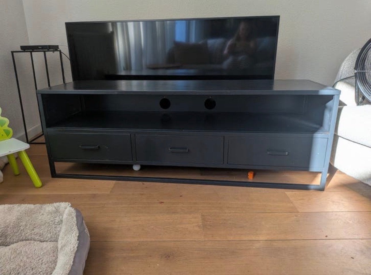 Gratis metalen tv meubel 165 cm breed met 3 lades, Huis en Inrichting, Kasten | Televisiemeubels, Gebruikt, Minder dan 100 cm
