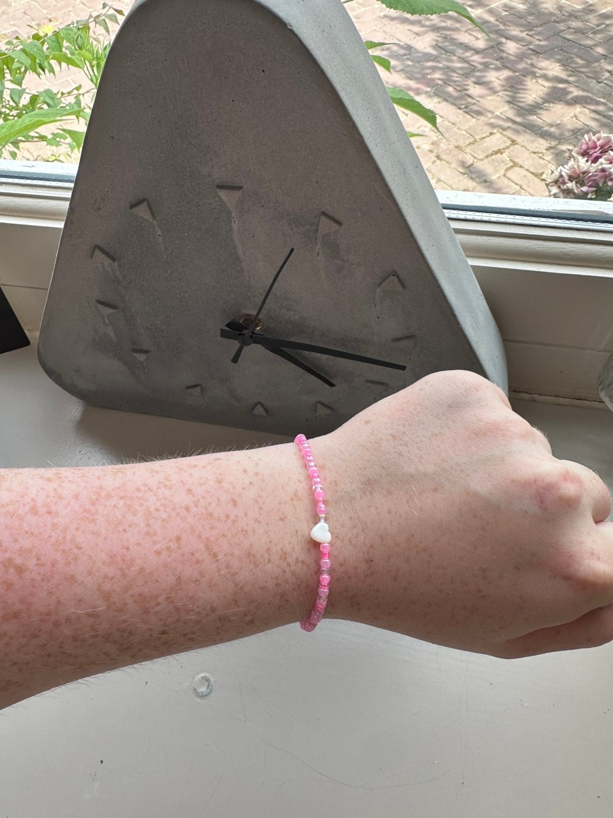 Armbandje, Sieraden, Tassen en Uiterlijk, Ophalen of Verzenden, Zo goed als nieuw, Elastiek, Roze