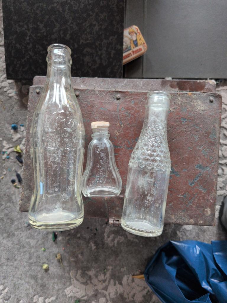3 Oude Flesjes: Coca-Cola en Decoratieve Flesjes, Ophalen