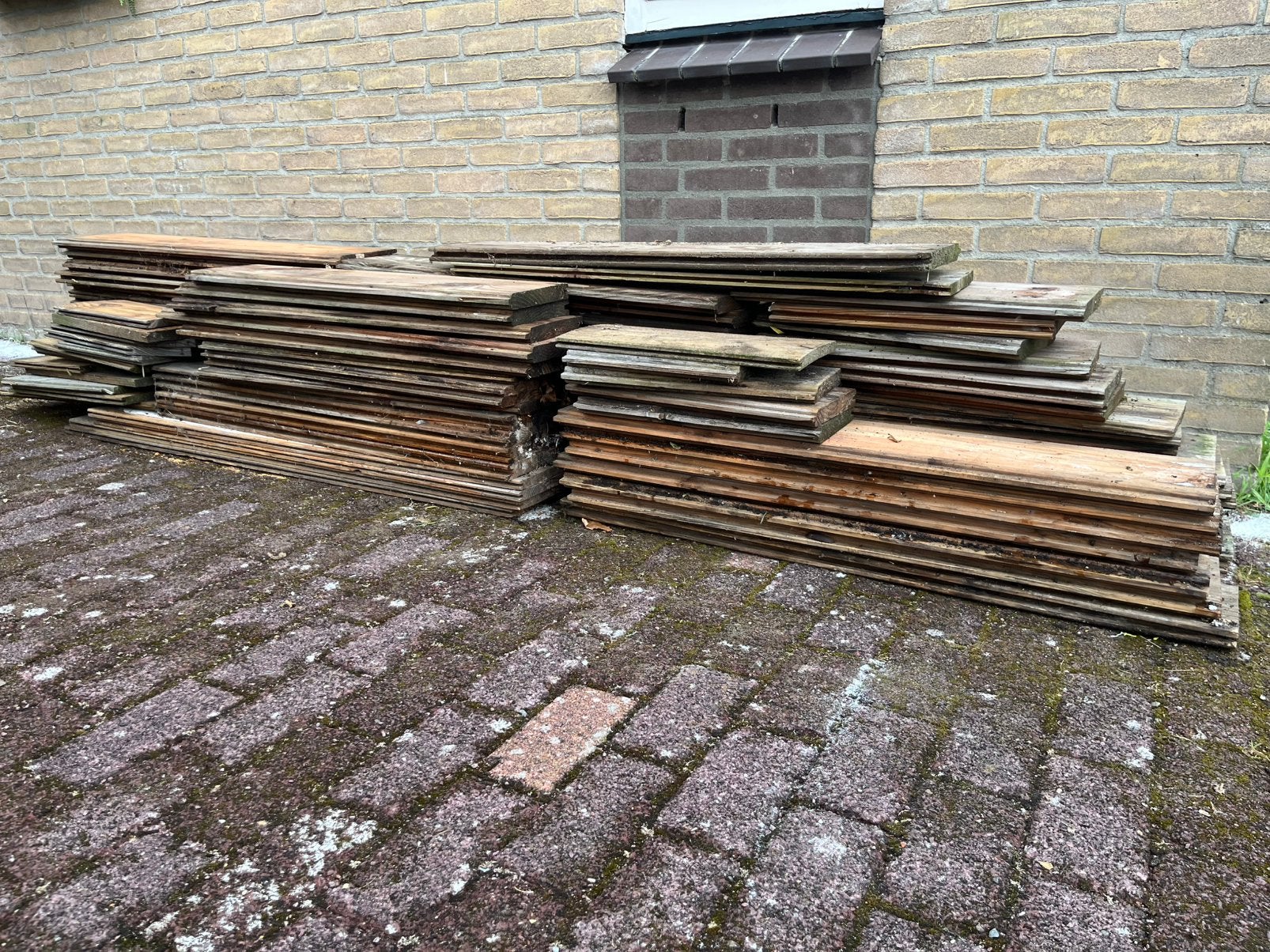 Gratis: Houten planken, stoeptegels & asbestvrije golfplaten, Ophalen, Minder dan 25 mm, Zo goed als nieuw, Plank