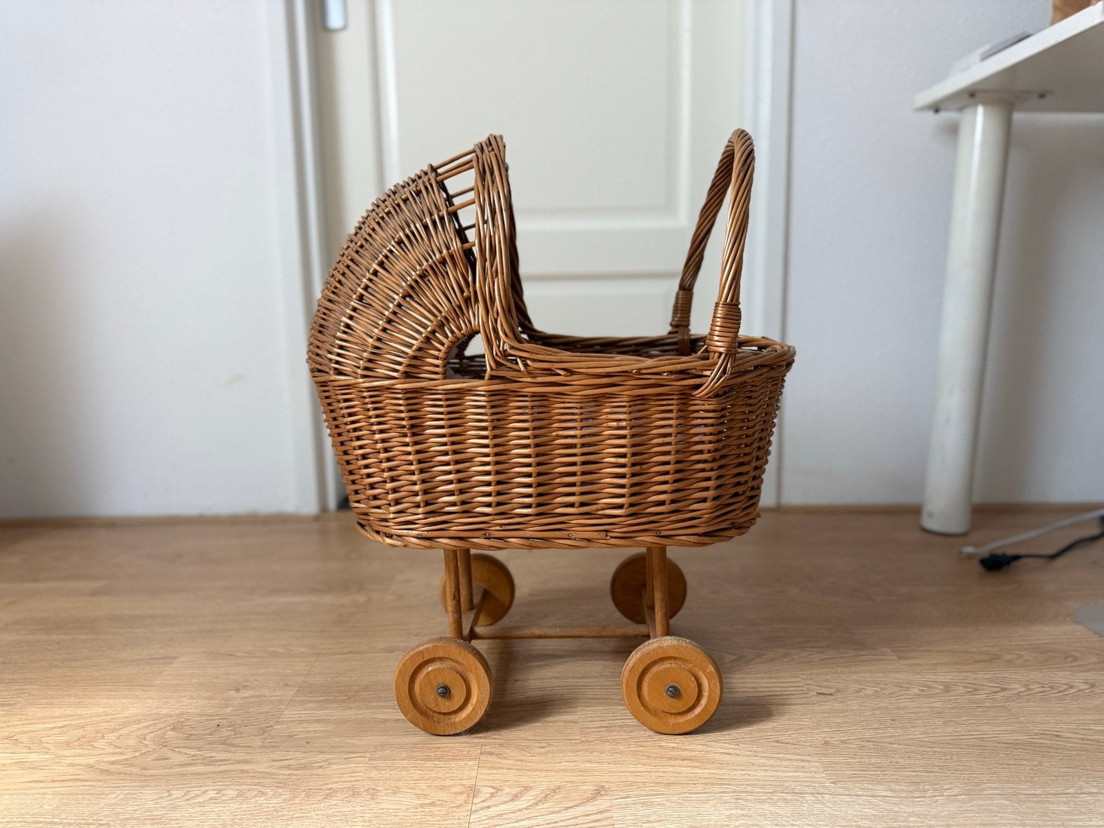 Vintage rieten poppenwagen met houten wielen, Ophalen, Gebruikt, Overige typen