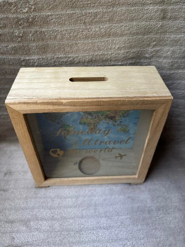 Houten spaarpot met wereldkaart en reistekst, Verzamelen, Spaarpotten, Ophalen of Verzenden, Zo goed als nieuw, Hout, Overige thema's