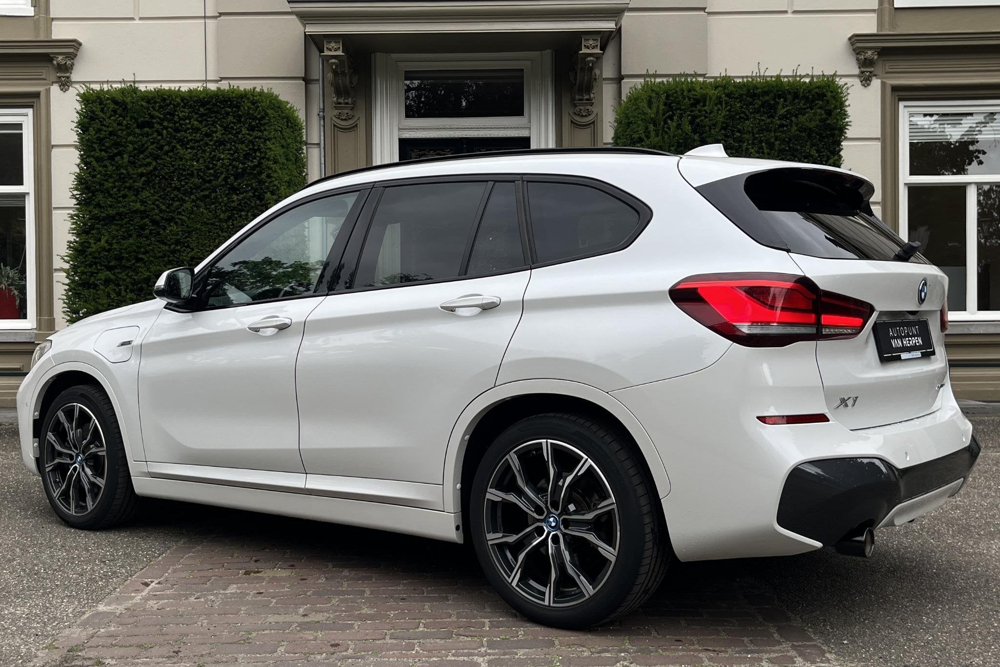 BMW X1 xDrive25e PANO | CRUISE | HIFI | CARPLAY | M-PAKKET |, Auto's, Gebruikt, 16 kWh, Plug-in hybride, Bedrijf