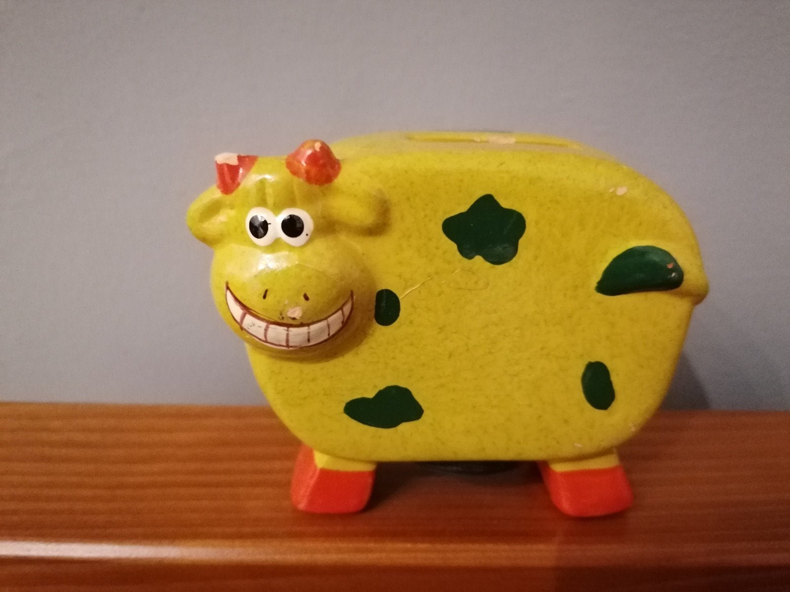 Gele spaarpot in de vorm van een vrolijke koe, Ophalen of Verzenden, Gebruikt, Steen, Aardewerk of Keramiek, Dier